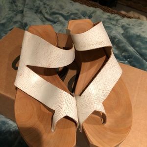 Cydwoq “Strike” sandals like new